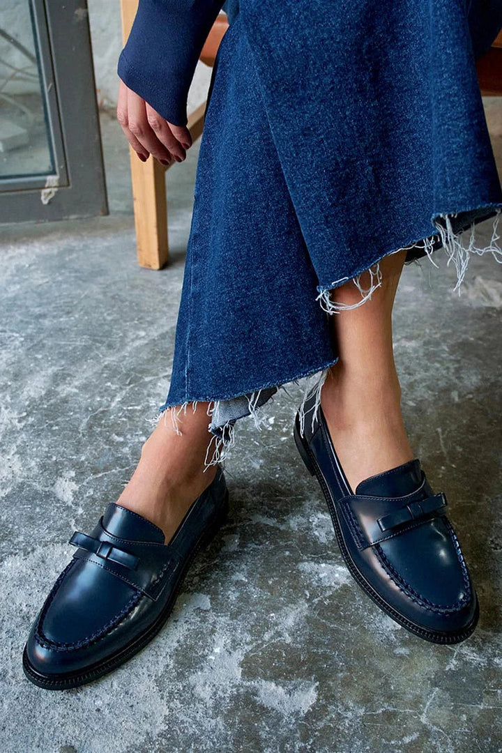 Hana – Navy Blue Plain Round-Toe Patchwork Loafers with Bow – Byron Grace