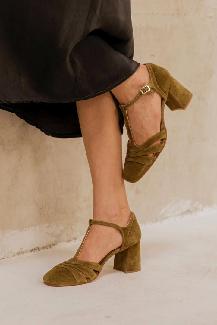 Faye – Velvet Cut-Out Chunky Heels with Buckle and T-Strap – Byron Grace