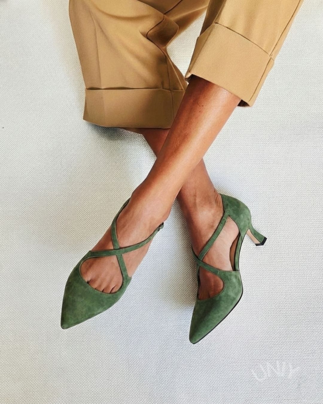 Gwen – Pointed Pumps with Criss-Cross Straps and Straps – Byron Grace