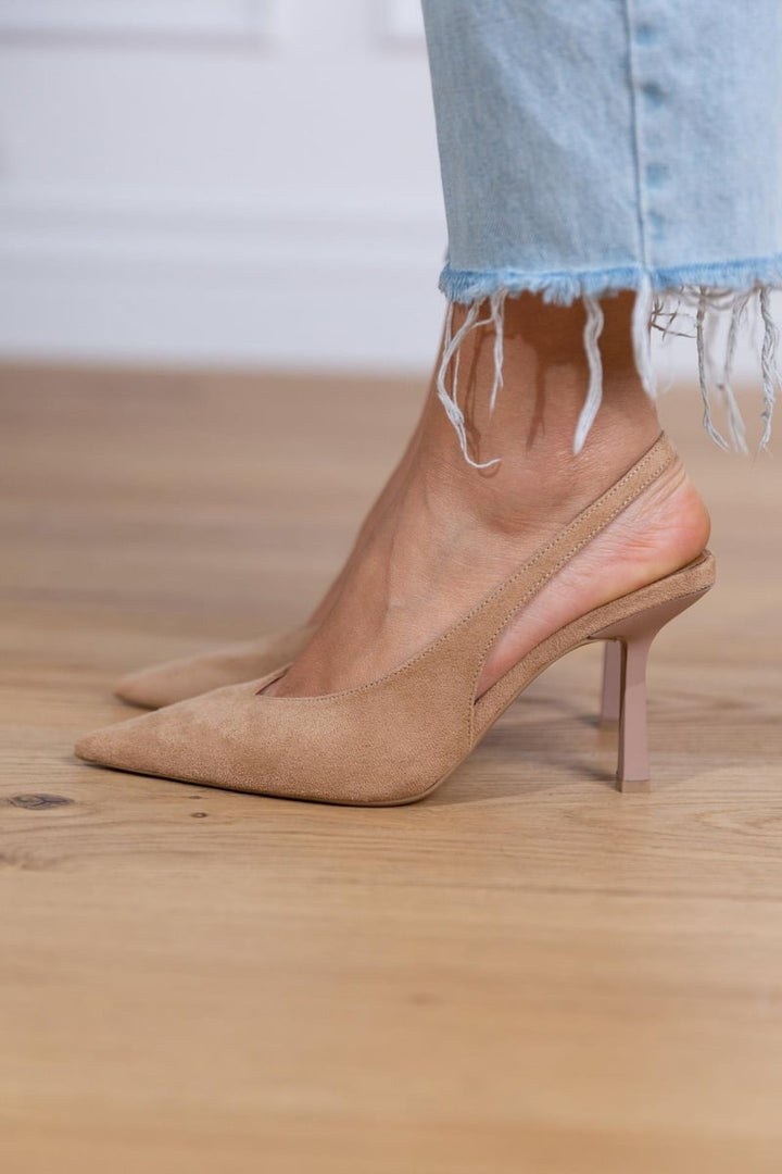 Poppy – Beige Plain Pointed Kitten Heels – Byron Grace